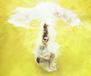 Fotografia Girl jumping into water on yellow background, Stanislaw Pytel, (40 x 35 cm)