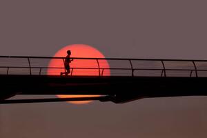 Fotografia artistica Man out for morning run over bridge, Grant Faint, (40 x 26.7 cm)
