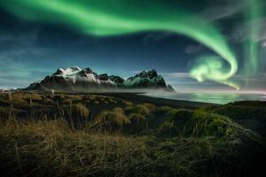 Fotografia northern lights over Vestrahorn moutain Iceland, Peerasit Chockmaneenuch