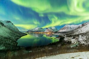 Fotografia artistica The aurora borealis lights up in, Francesco Bergamaschi, (40 x 26.7 cm)