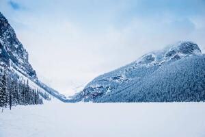 Fotografia Snowy mountains in remote landscape Lake, Jacobs Stock Photography Ltd, (40 x 26.7 cm)