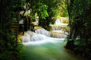 Fotografia Beautiful view of Deep forest waterfall landscape, Chanet Wichajutakul