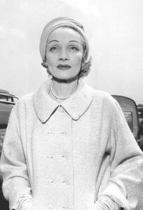 Fotografia Marlene Dietrich at Paris Airport Before Going To Montecarlo For Film The Monte Carlo Story 1956, (26.7 x 40 cm)