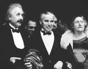 Fotografia Albert Einstein and his wife Elsa with Charlie Chaplin, Unknown photographer,, (40 x 30 cm)