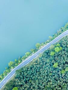 Fotografia artistica Highway beside the lake, Tingting Wu, (30 x 40 cm)