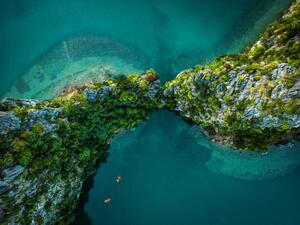 Fotografia artistica Drone view on rocks and canoes, Nikada, (40 x 30 cm)