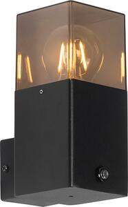 Lampada da parete nera IP44 con sensore crepuscolare, Danimarca