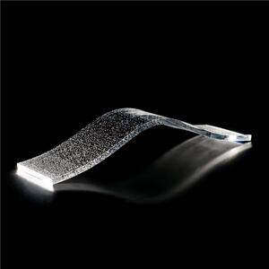 Lampada da tavolo Design HILL dalle linee ondulate 42x11xh 8 cm Lampada leggera dalla luce soffusa illuminata con una strip led in cristallo Acrilico