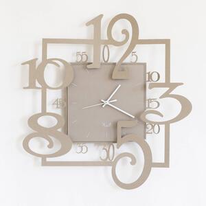Orologio da parete � formato da due parti AMOS La prima � la base quadrata con una cornice sottile e numeri di forma irregolare in metallo, 50x5Px50h, quadrante in vetro Sabbiato colore Beige
