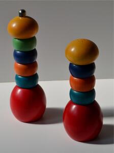 Macinapepe Spargisale in legno massello di Tiglio , pepe diam. 7xh21 cm- sale diam. 7xh17 cm base colore rosso