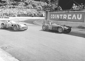 Fotografia Stiriling Moss in the mercedes and Eugenio Castellotti driving the lancia d50 passing the gasworks 1955