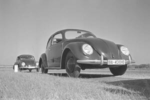 Fotografia Two models of the Volkswagen beetle or Kdf car with open and closed roof near the test track near Wolfsburg Germany 1930s