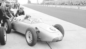Fotografia Hans Herrmann in a porsche being pushed out of the pits 1960, (40 x 22.5 cm)