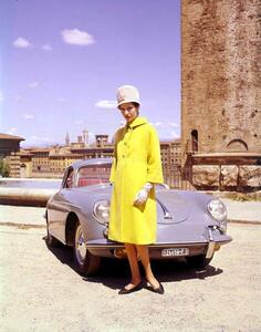 Fotografia 1962 une jeune femme posant devant une Porsche 356 B