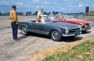 Fotografia Stirling Moss and Rob Walker 230sl at Silverstone 1960