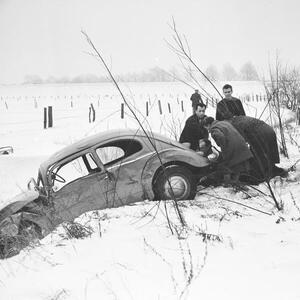 Fotografia A Volkswagen beetle had an accident and was found in the roadside ditch Germany 1960s, (40 x 40 cm)