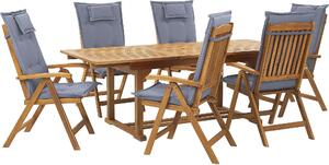BELIANI Set di sei sedute in legno di acacia con cuscini blu Tavolo e 6 sedie in stile rustico