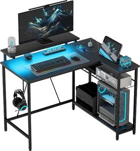 Scrivania HOMCOM a L con LED, prese di corrente, porte USB, mensola e supporto per monitor