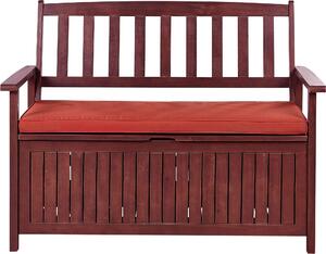 Panca da giardino BELIANI, color mogano, in legno di acacia, 120 cm, con cuscino rosso, braccioli e spazio contenitivo. Stile moderno e rustico, ideale per giardino, terrazza o veranda. Adatta per uso esterno