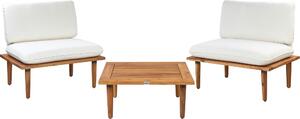 Set lounge BELIANI, color marrone scuro, legno di acacia, 3 pezzi: 2 poltrone e un tavolino da caffè. Cuscini color crema. Design moderno, ideale per esterni, terrazzi, balconi e giardini. Set di mobili da giardino