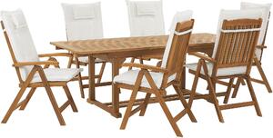 BELIANI Set da giardino 6 posti in legno di acacia con cuscini bianchi, tavolo e 6 sedie in stile bohémien per il balcone