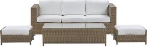 BELIANI Set di divani da giardino in rattan artificiale marrone 3 posti con tavolo 2 sgabelli cuscini bianchi terrazza giardino