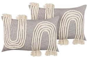 Set di 2 cuscini decorativi cotone grigio e beige 35 x 55 cm motivo geometrico con nappe accessori stile boho Beliani