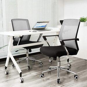 Sedia da ufficio ergonomica con poggiatesta regolabile, poggiaspalle e supporto lombare per prevenire i dolori alla schiena