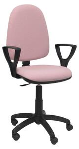 Una sedia da ufficio, color rosa chiaro