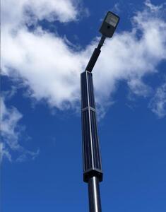 Lampione ad energia solare con pannello verticale a 360°