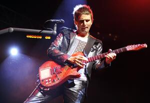 Fotografia Matthew Bellamy of Muse at 105's Not So Silent Night 2009, Tim Mosenfelder