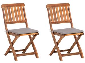 Set di 2 sedie da giardino in legno di acacia con schienale a doghe pieghevoli con cuscini di seduta grigi Beliani