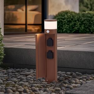 Lucande Lampioncino Corban, ruggine, sensore, prese, IP44 Corban Lucande, dimmerabile, Marrone / Ruggine, Alluminio, Moderno