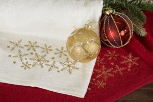 Asciugamano natalizio in cotone con fiocchi d'oro Šírka: 50 cm | Dĺžka: 90 cm