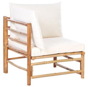 Set da giardino angolare composto da divano 2 posti 2 poltrone e tavolino in bambù bianco sporco con cuscini bianchi stile elegante Beliani