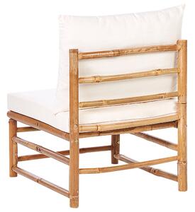 Set da giardino angolare composto da divano 2 posti 2 poltrone e tavolino in bambù bianco sporco con cuscini bianchi stile elegante esterno Beliani
