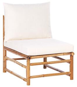 Set da giardino modulare con divani a 3 posti e a 2 posti e tavolino in bambù naturale con cuscini bianchi elegante per esterno Beliani