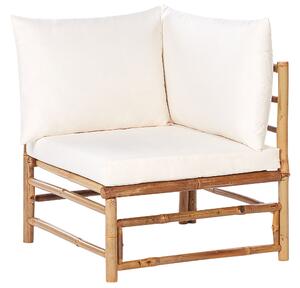 Set da giardino angolare composto da divano 2 posti 2 poltrone e tavolino in bambù bianco sporco con cuscini bianchi stile elegante Beliani