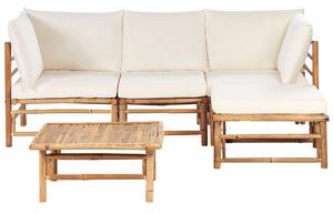 Set da giardino angolare composto da divano 2 posti 2 poltrone e tavolino in bambù bianco sporco con cuscini bianchi stile elegante esterno Beliani