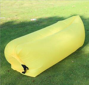 Lettino gonfiabile – Comodità portatile, materasso gonfiabile e pouf – Ideale per campeggio, festival, spiaggia, giardino e concerti – Materasso gonfiabile leggero con borsa per il trasporto – giallo