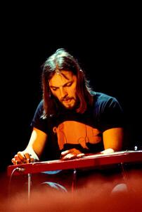 Fotografia February 1977 concert of rock band Pink Floyd at the Paris pavilion guitarist and singer David Gilmour