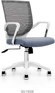 Moderna poltrona in tessuto beige con struttura in acciaio inossidabile