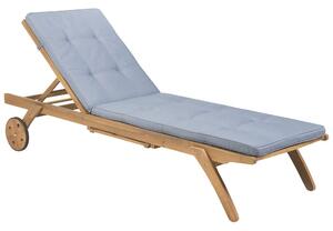 Lettino da giardino in legno chiaro di acacia con cuscino blu reclinabile su ruote con tavolo Beliani