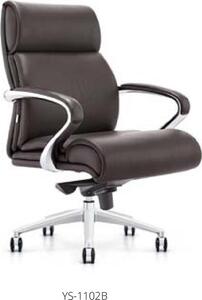 Sedia in pelle nera con telaio in acciaio inossidabile, moderna ed elegante