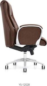 Poltrona in ecopelle nera con struttura in acciaio inox moderna ed elegante