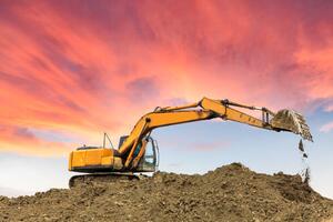 Illustrazione excavator in construction site on sunset sky, zhaojiankang