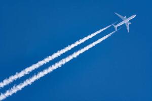 Illustrazione The airplane flying in the blue sky in Japan, Taro Hama @ e-kamakura