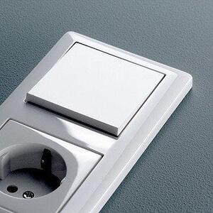 Serie Standard 55, prese complete in bianco lucido: 1 presa, 1 interruttore a pulsante, 1 cornice a 2 moduli, 1 pulsante