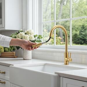 Miscelatore da cucina con finitura PVD dorata spazzolata e doccetta estraibile, modello Pure.Sink