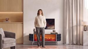 Mobile TV a basso con camino elettrico, design moderno, colori argento e nero, stile lussuoso